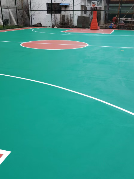 花溪 球场长期使用易出现地面开裂
